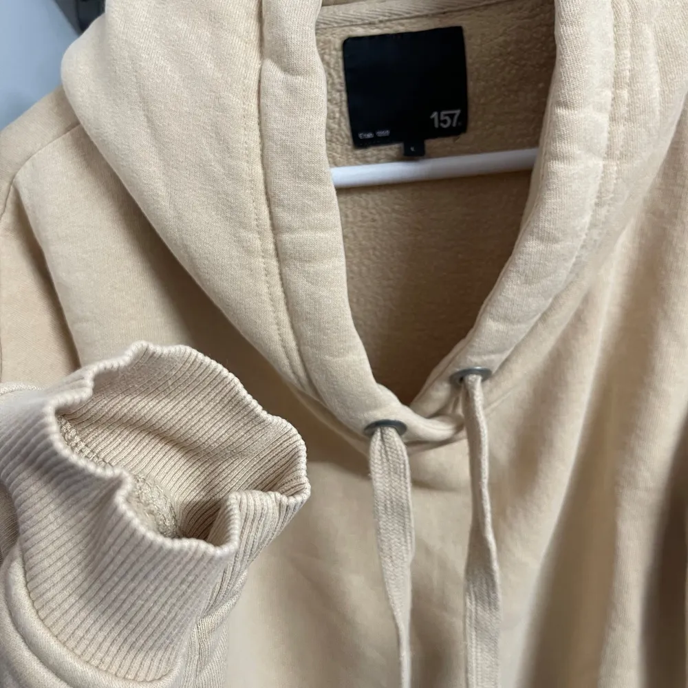 Säljer en supermjuk och skön beige hoodie från 157. Den har en avslappnad passform med långa ärmar och en praktisk huva med dragsko. Perfekt för mysiga höst- och vinterdagar. L, passar M. Den är i bra skick och redo för en ny ägare!. Tröjor & Koftor.