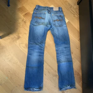 Nudie Jeans Bootcut - Ett par jättesnygga bootcut-jeans från Nudie Jeans Co. De är i mycket bra skick och jag säljer dem då de tyvärr blivit för små😪