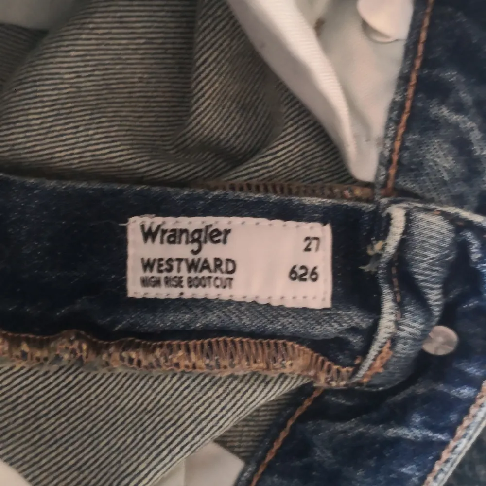 Wrangler jeans modell Westward High Rise Bootcut 27/34 Fint skick sparsamt använda. Djur finns i hemmet.. Jeans & Byxor.