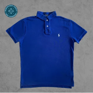 Ralph Lauren Polo - Ge bud för snabb affär! En klassisk Ralph lauren Polo, perfekt för old money stil, Stockholmsstil, eller grish. Skriv gärna om mått och andra frågor!