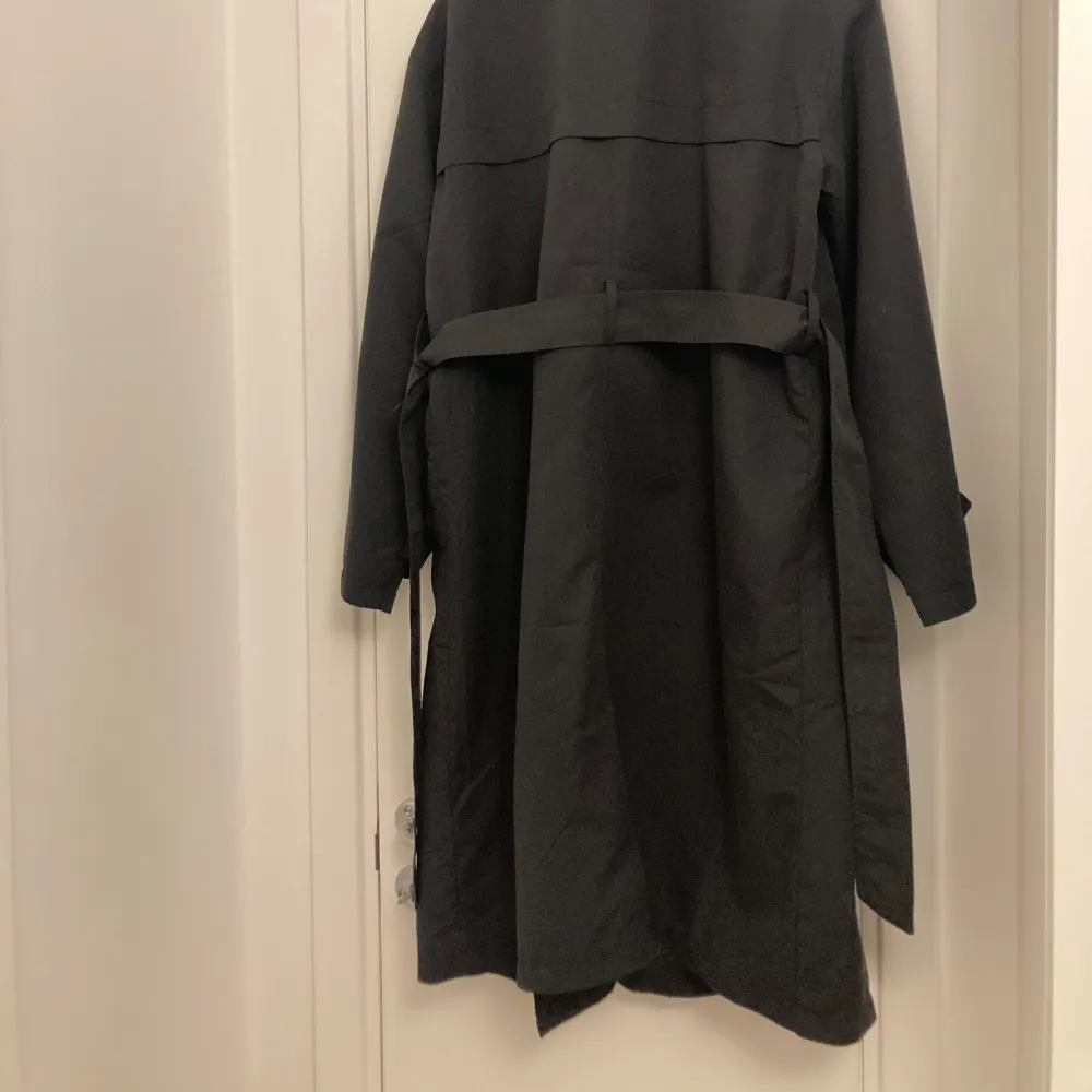 Trench coat från Vero Moda, svart storl M, fast den är mer som en stor L. Mycket fin, använd 1 gång. . Jackor.