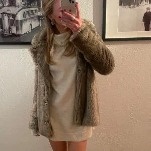 Fusk pälsjacka - Snygg fuskpäls jacka jag köpte på Plick förra vintern❄️❄️ Skulle säga att den är i storlek S & jag är 173cm för referens 💓