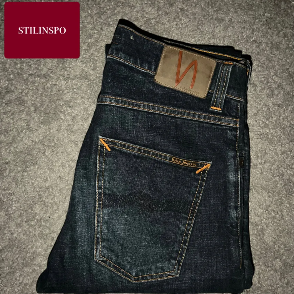 - Stilrena nudie jeans - Utmärkt skick utan skavanker: 9.9/10 - Storlek: 28/32 omsydda till 28/30 (hos skräddare) - Modell ”Lean Dean” = slimfit. Jeans & Byxor.