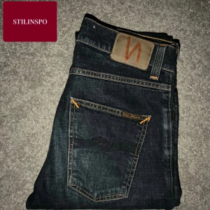 Nudie jeans slim - - Stilrena nudie jeans - Utmärkt skick utan skavanker: 9.9/10 - Storlek: 28/32 omsydda till 28/30 (hos skräddare) - Modell ”Lean Dean” = slimfit