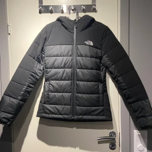 North face jacka - En bra och varm jacka, nya skick. Säljer för den är för liten för mig!