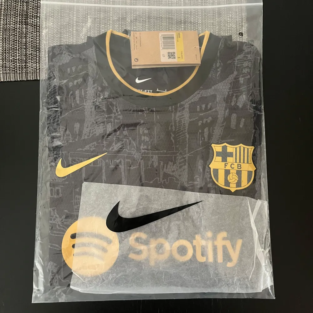 Säljer en helt ny barcelona special tröja. Skick 10/10. Sportswear.