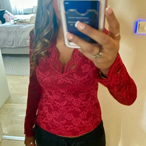 Vinröd spetströja - Aldrig använd, endast testad💕