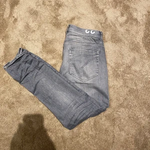 Dondup jeans storlek 31 - Tja nu säljer vi dessa as feta dondup jeans! Ny pris på dessa är ca 3000 kr och dem är i väldigt bra skick! 