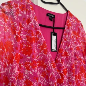 Långklänning  - Helt ny långklänning från boohoo, inköpt för en månad sedan men för lång för mig (164)