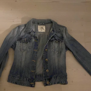 Jeans jacka - Jeans jacka väldigt bra kondition 