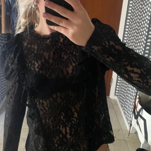 Svart spets tröja - Säljer denna snygga spets tröjan från hm som jag inte har använt. Nyskick och skriv om fler bilder 💕
