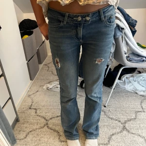 Lowwaist jeans - Ett par jeans jag köpte på junkyard för ungefär 1.5 år sen och är insydda lite i midjan, bra kvalite fortfarande och hålen är även trasade lite!