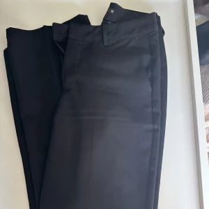 Kostymbyxor bikbok - Hågmidjade kostymnyxor ifrån bikbok, nypris 499 kr knappt använda 