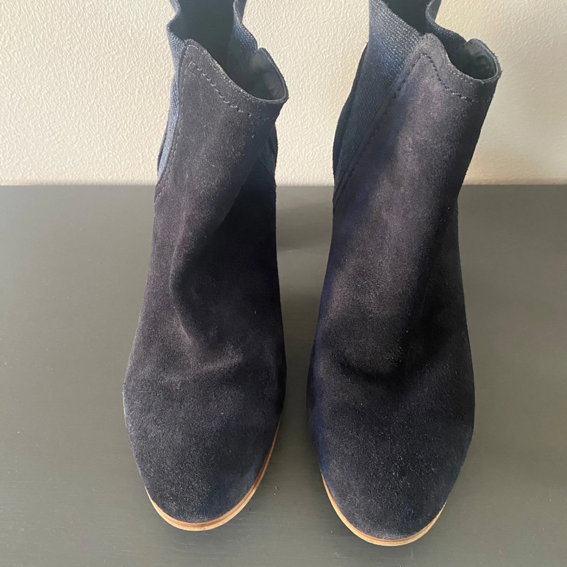 Mörkblåa mocka boots med klack i strl 41 från Tommy Hilfiger. - 90