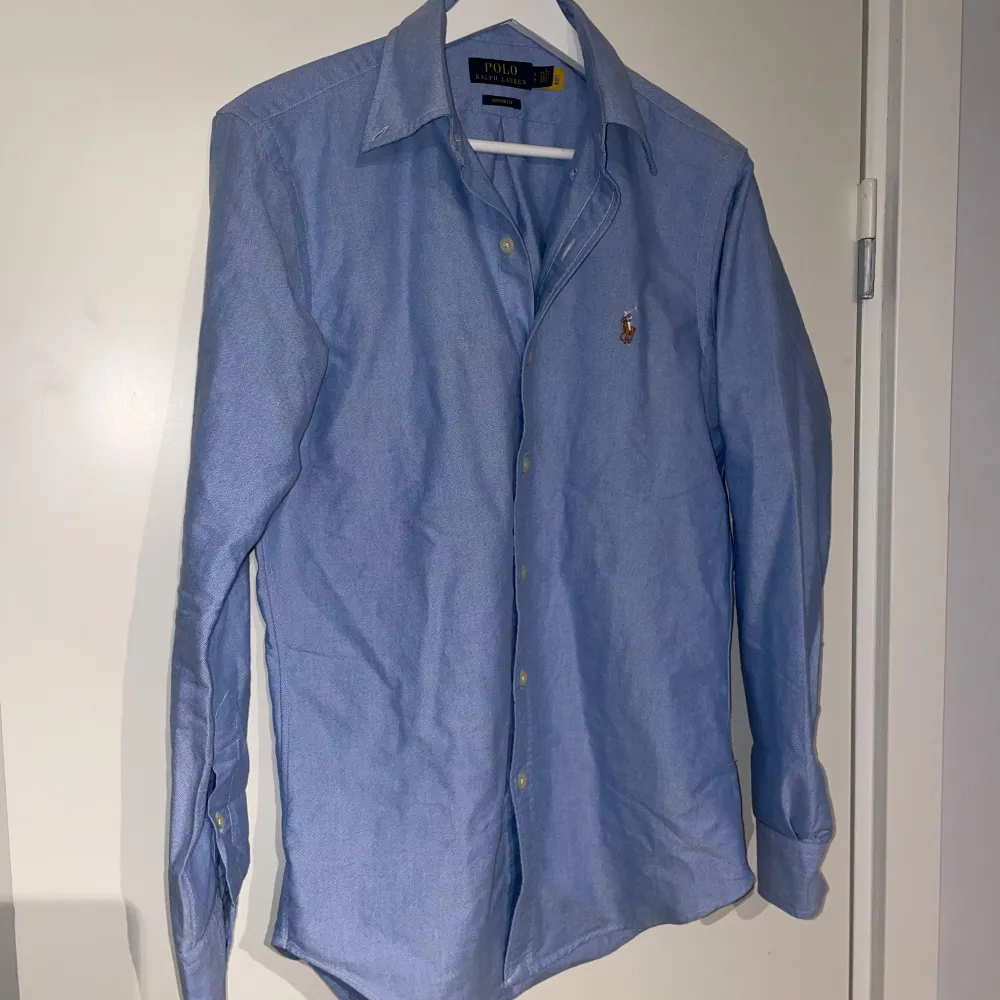  Säljer min splitter nya Ralph Lauren skjorta som en köpt på NK för 1600 kr med ett värde på 2100 kr. Den är storlek S men passar M. Kvitto kommer med. Skjortor.