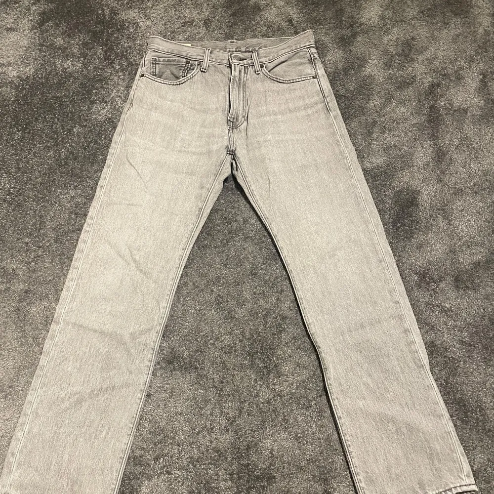 Sköna levis jeans i modellen 551. Storleken är W31 L32. Har alltid tvättats enligt levis guide så de är väl skötta. Jag köpte de för runt 900kr.. Jeans & Byxor.