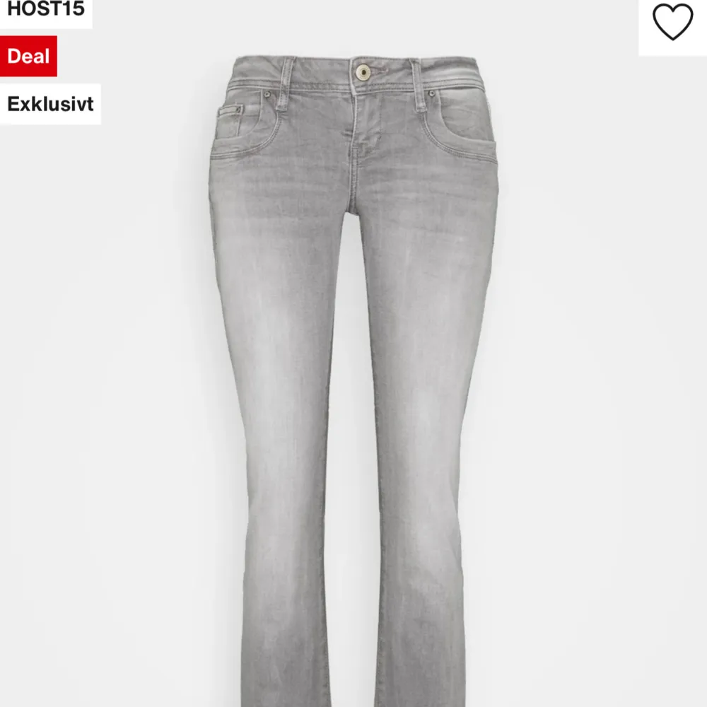 Avklippa längst ner men bra skick! Säljer för dom har blivit för stora för mig 🥰nypris ca 949kr🥰. Jeans & Byxor.