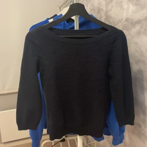 Tröja  - Så fin tröja fårn stockhlm, stickat material. Fint skick!  Modellen är kortare i armarna! Mörkblå