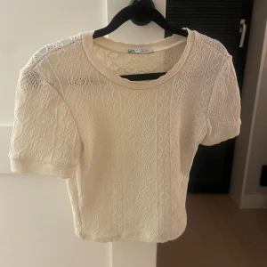 Zara topp - Säljer denna mönstrade t-Shirt från Zara då den har blivit för liten. Den är i fint skick💗