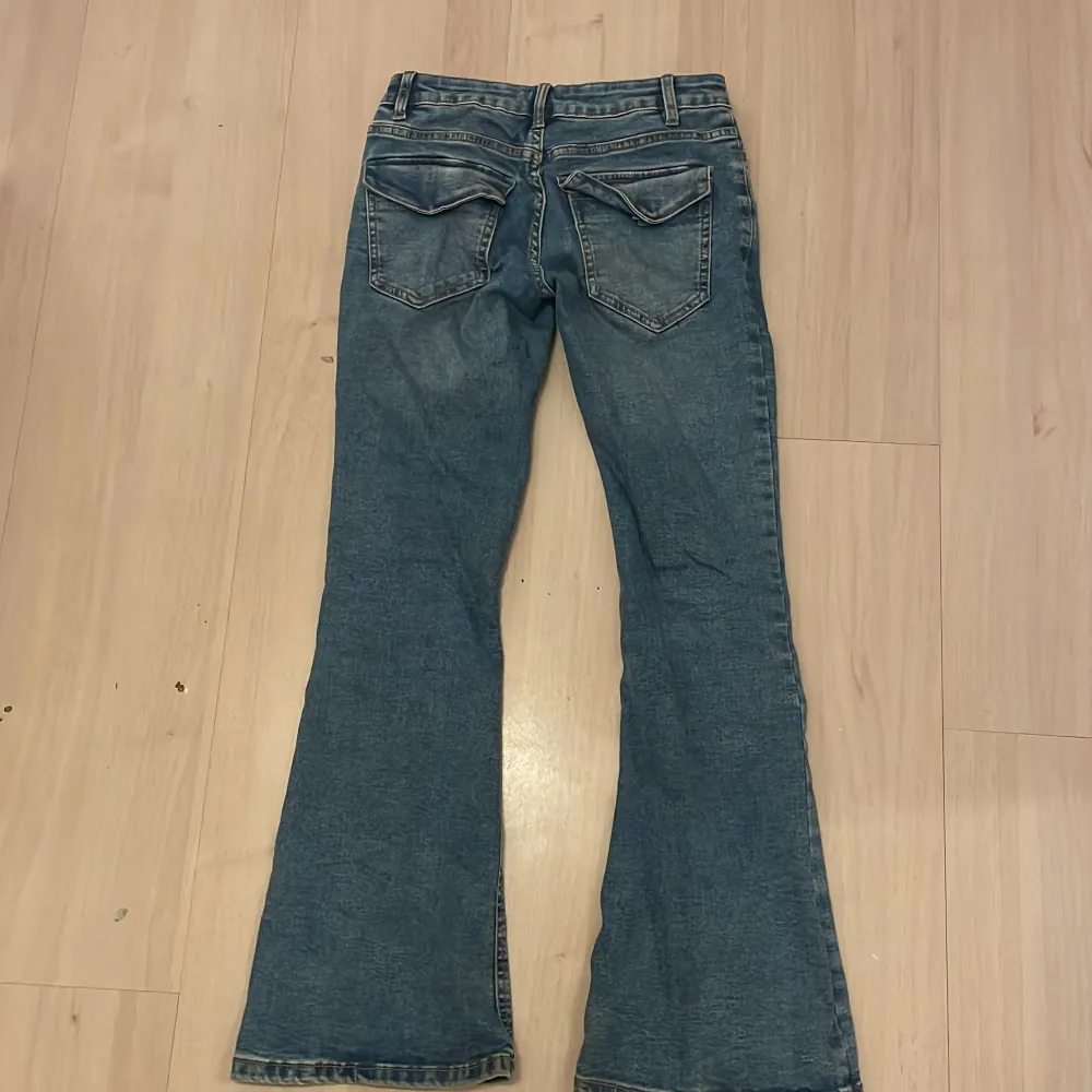 Jättefina bootcut jeans från Lindex, storlek 152. Jeans & Byxor.