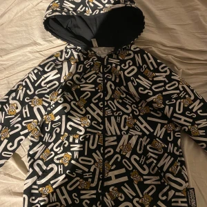 Bnwt Moschino hoodie sweater - L - passar medium, Har haft den ett tag nu vill bli av med den, Köptes nypris 1.799kr  Hood snöret finns inte på den, Enda defekt annars den ser riktigt bra ut