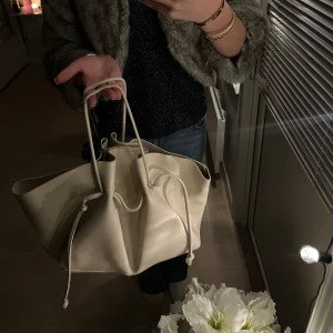 Beige väska - Säljer nu min fina väska från Stockhlm. Väskan köptes för nått år sen och har använts flitigt men är i superbra skick. Den rymmer väldigt mycket och bekväm att ha med. Helt slutsåld och nypriset är 1000kr Pris kan diskuteras🩷