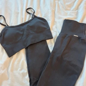 Tränings sett aimn - Mörkgrått jätte snyggt sett från aimn i Xs, använde några få gånger en ändå som nytt, super skönt och väldigt snyggt🥰