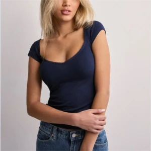 Nelly topp - Säljer denna fina topp från nelly för den är lite stor för mig. Som ny använd 1 gång💕