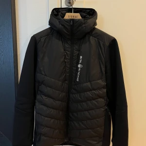Sail Racing hybridjacka  - Sail Racing hybridjacka helt utan skador. Storlek M. 