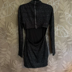 Glittrig klänning - Perfekt jul eller nyårsklänning. Väldigt varm utav sig, storlek medium men passar även s, kan nog passa en L beroende på kroppsform. Mycket stretch