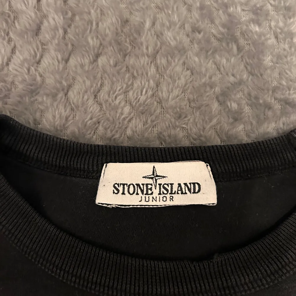 Säljer en Stone Island tröja (junior) som är köpt på NK för 1600 kr. Den är i bra skick och har en liten defekt, det är lite skavt tyg på halsen (syns i bild nr 2). Äktenhetsbevis är QR-koden i tröjan! Tveka inte på att höra av dig om du har frågor!. Tröjor & Koftor.