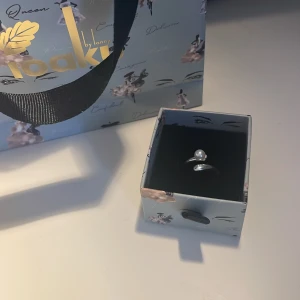 Säljer denna fina ring  - Superfin ring från snö of Sweden 💘 justerbar storlek så den passar alla 😍👌🏼 Pris för att diskuteras då jag vill bli av med allt jag säljer 🙌