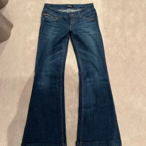 Lowwaist bootcut jeans  - Midja: 38 Innerben: 80 Jag är 162