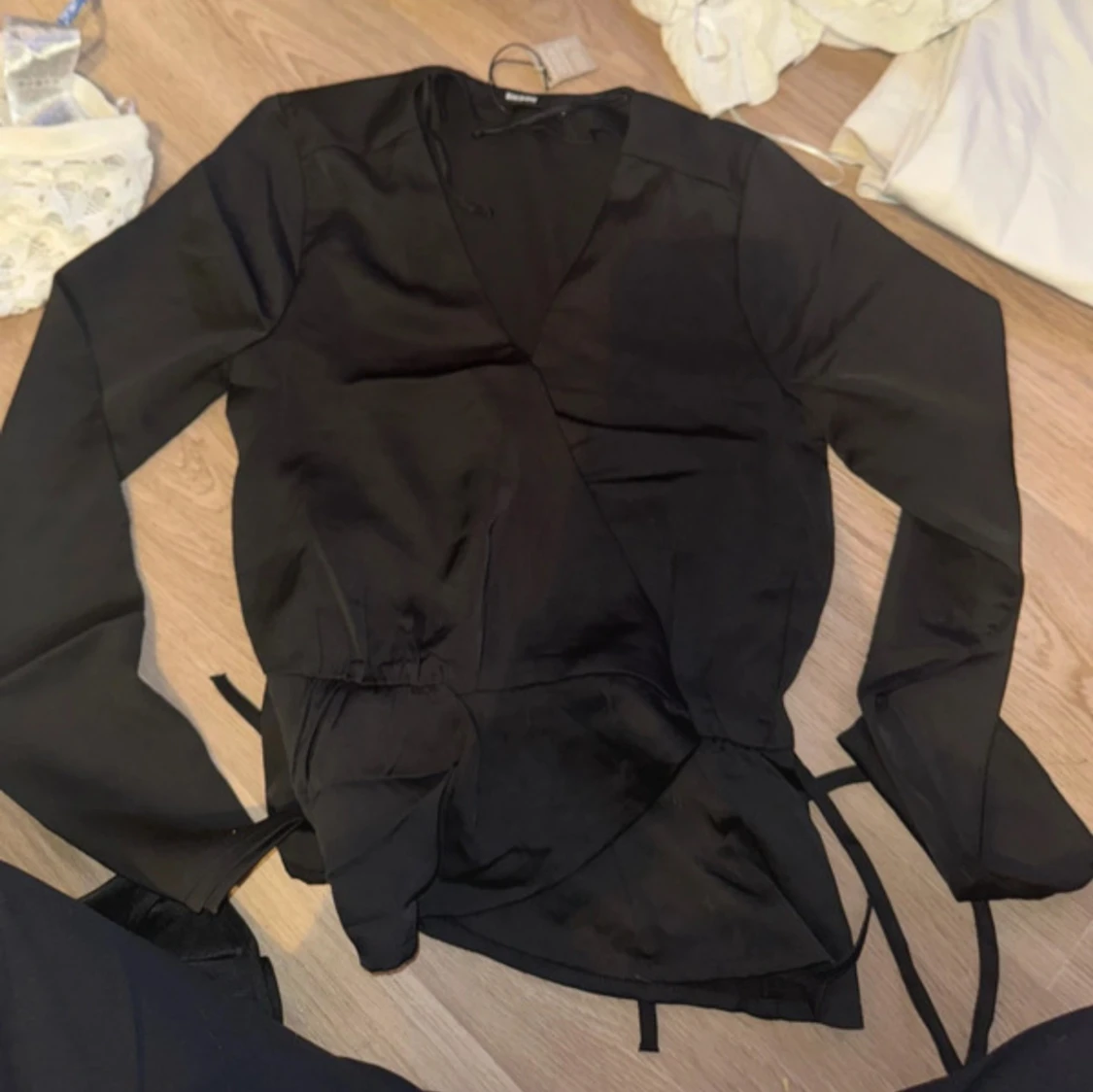 Wrap it up satin blus från bik bok