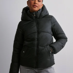 Veromoda jacka - Svart vinterjacka från veromoda i strl m, använd max 2 gånger så den är precis som ny, ordinarie pris 550kr💕