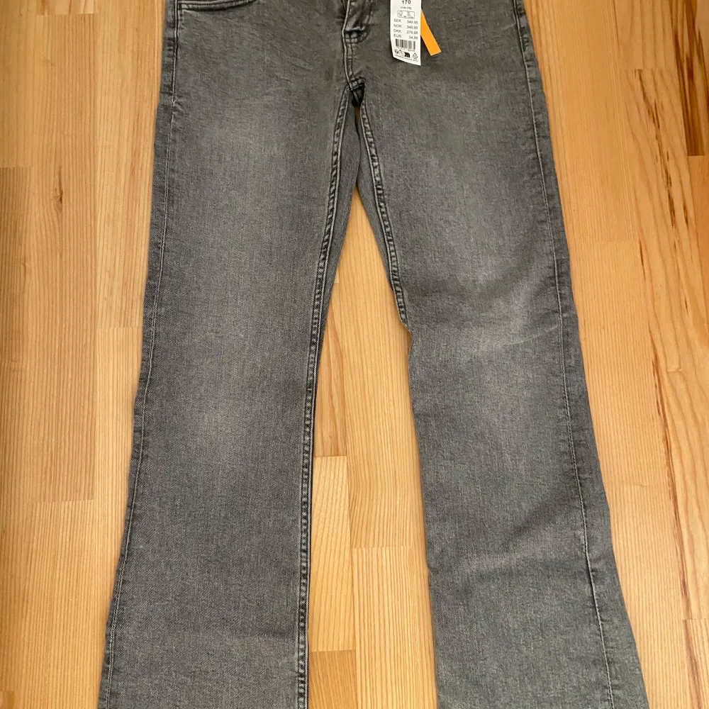 Jätte snygga jeans med en stjärna där bak på fickan! Från ginatricot. Helt nya med prislapp. Säljer då jag glömde lämna tillbaka. 350 kr nypris. Säljer för 200 plus frakt. Jeans & Byxor.