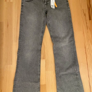 Low flare star jeans  - Jätte snygga jeans med en stjärna där bak på fickan! Från ginatricot. Helt nya med prislapp. Säljer då jag glömde lämna tillbaka. 350 kr nypris. Säljer för 200 plus frakt