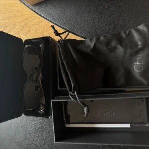 Chimi LHR black  - Helt oanvända chimi LHR unisex. Säljer pga bestämde flera stycken men retur tiden hann gå ut av misstag. 1000kr nypris är 1500kr