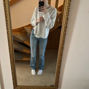 Blå jeans från Zara - Jättefina jeans i bra kvalitet. De är knappt använda men säljs pga att de är för små. Stolek 34