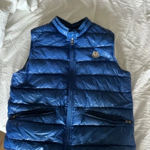 Moncler gui väst - Säljer nu min gui i stl 3 för ja inte använder den, den är Knappt använd och köpt hos en firma 
