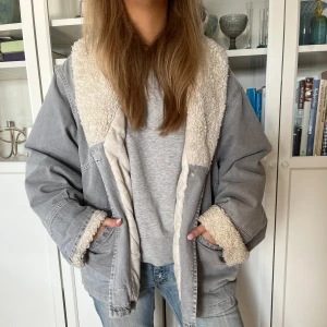Jeans teddy jacka - Jättecool jeans jacka med coola teddy detaljer innuti❤️