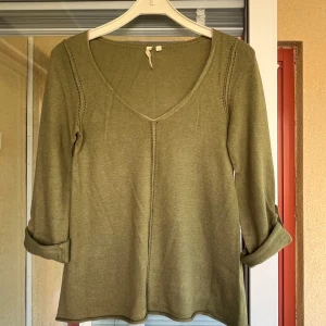 Mjuk tunn stickad tröja - Säljer en olivgrön tröja från White Stuff i storlek 8. Bomull, viskos och angora. V-ringad design med trekvartsärmar. Ärmarna går att rulla ner. Mycket mjuk. Endast använd handfull gånger. Passar både vår och höst! 💚