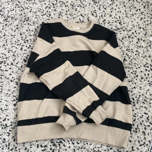 Randig tjocktröja  - En knappt använd randig, oversized tjocktröja tröja från Pull & Bear perfekt till hösten. Är xs men skulle även kunna passa S