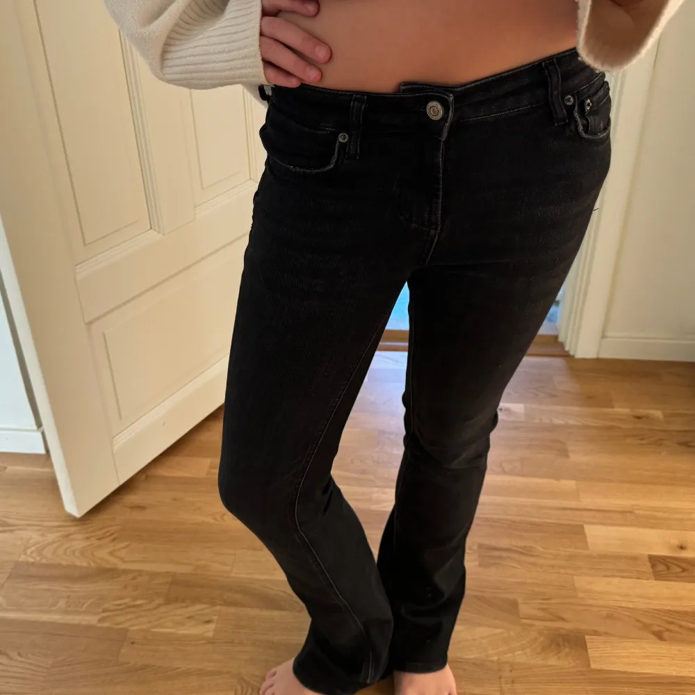 Säljer dessa super snygga zara low waist bootcut jeansen!! Knappt använda i stl 34. Jeans & Byxor.