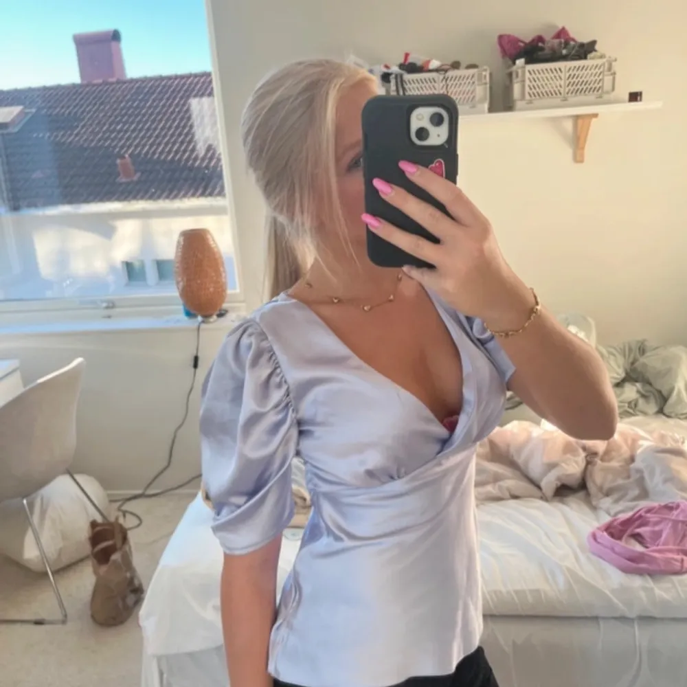 Söt blus/topp i lila från asos, finns en dragkedja vid sidan om tröjan så att den blir mer figursydd 💕 Lånade bilder 🥰. Blusar.