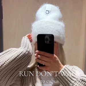 Mössa  - SÄLJER SAMMA MÖSSA FAST SVART‼️ Jättefin mössa från cubus, köpte en anann så därav kommer inte denna används,  den är 78% alpacka ull💘 Prislappen är kvar