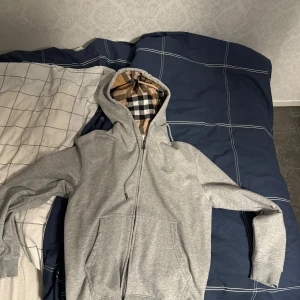 Burberry hoodie - Nyskick, pris diskuteras och den fraktas endast!