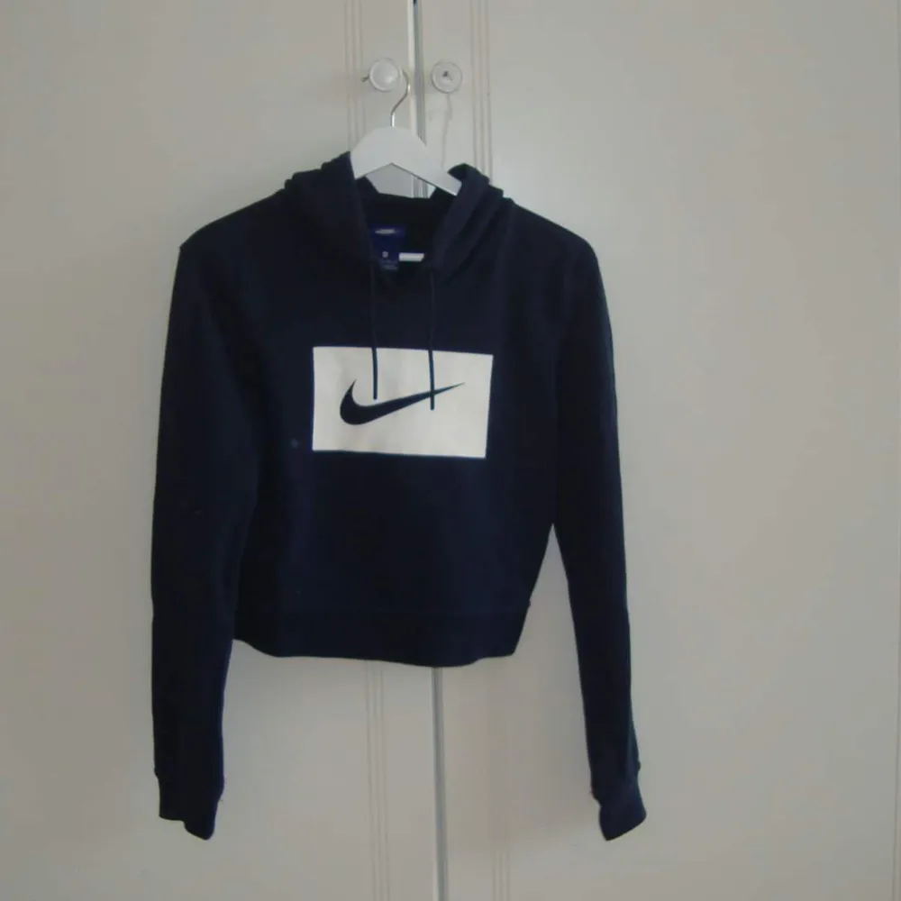 Croppad hoodie från Nike. Bra skick!. Hoodies.