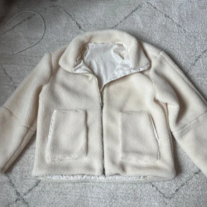 Teddyjacka  - Superfin teddyjacka som jag har köpt här på plick! Den är helt ny och har använt den två gånger! Säljer pågrund av att den inte satt så bra  på mig!