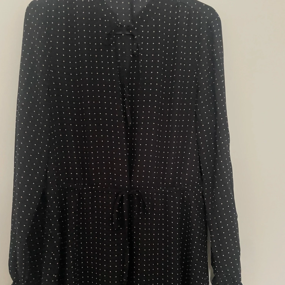 Jätte elegant klänning med jätte fina detaljer